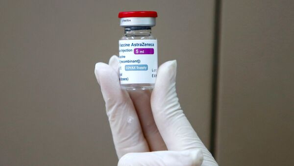 Médico palestino exibe frasco da vacina AstraZeneca contra a CONVID-19 durante campanha de vacinação em Tubas, na Cisjordânia - Sputnik Brasil