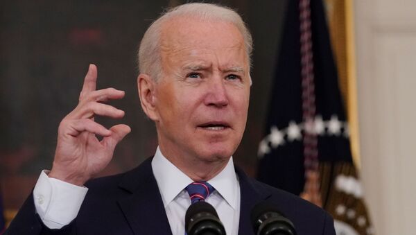 O presidente Joe Biden faz comentários sobre o relatório de empregos de março do Departamento do Trabalho na Casa Branca em Washington, D.C., EUA, 2 de abril de 2021 - Sputnik Brasil