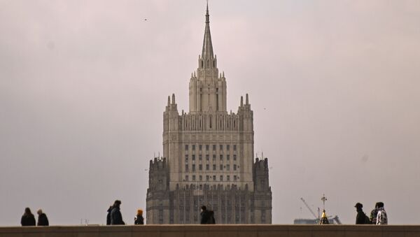 Transeuntes na ponte em Moscou. Ao fundo, o edifício do Ministério das Relações Exteriores da Rússia - Sputnik Brasil