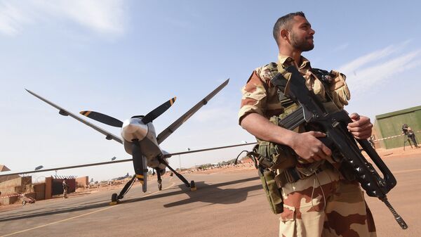 Soldado francês da Operação Barkhane em aeroporto militar no Níger  - Sputnik Brasil
