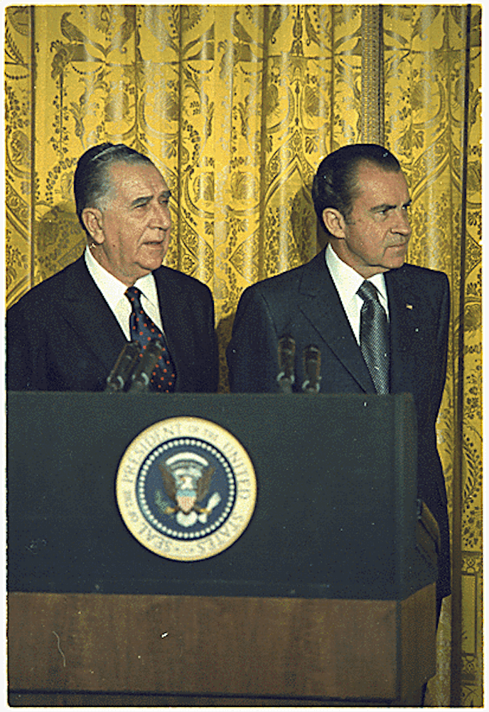 O ex-presidente Emílio Garrastazu Médici ao lado do ex-presidente norte-americano Richard Nixon, em visita à Casa Branca, em 7 de dezembro de 1971, em Washington, EUA - Sputnik Brasil, 1920, 21.07.2023