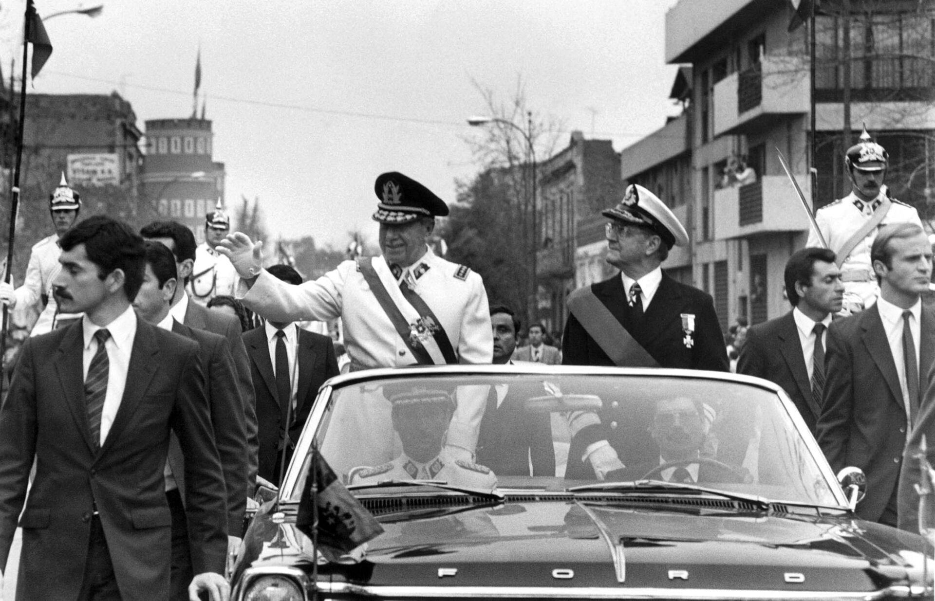 O general Augusto Pinochet (de branco) acena na carreata de 11 de setembro de 1973 em Santiago, logo após o golpe que matou o presidente Salvador Allende - Sputnik Brasil, 1920, 09.11.2021