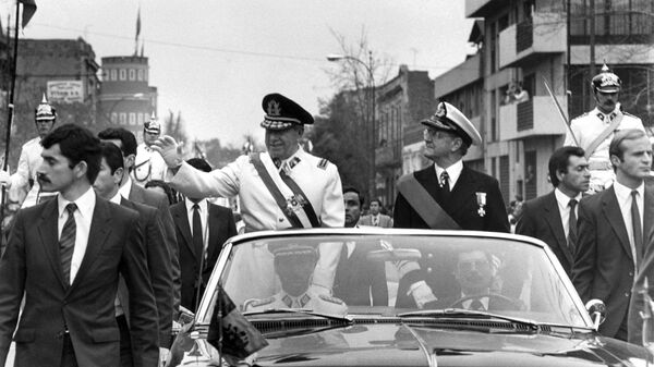 O general Augusto Pinochet (de branco) acena na carreata de 11 de setembro de 1973 em Santiago, logo após o golpe que matou o presidente Salvador Allende - Sputnik Brasil