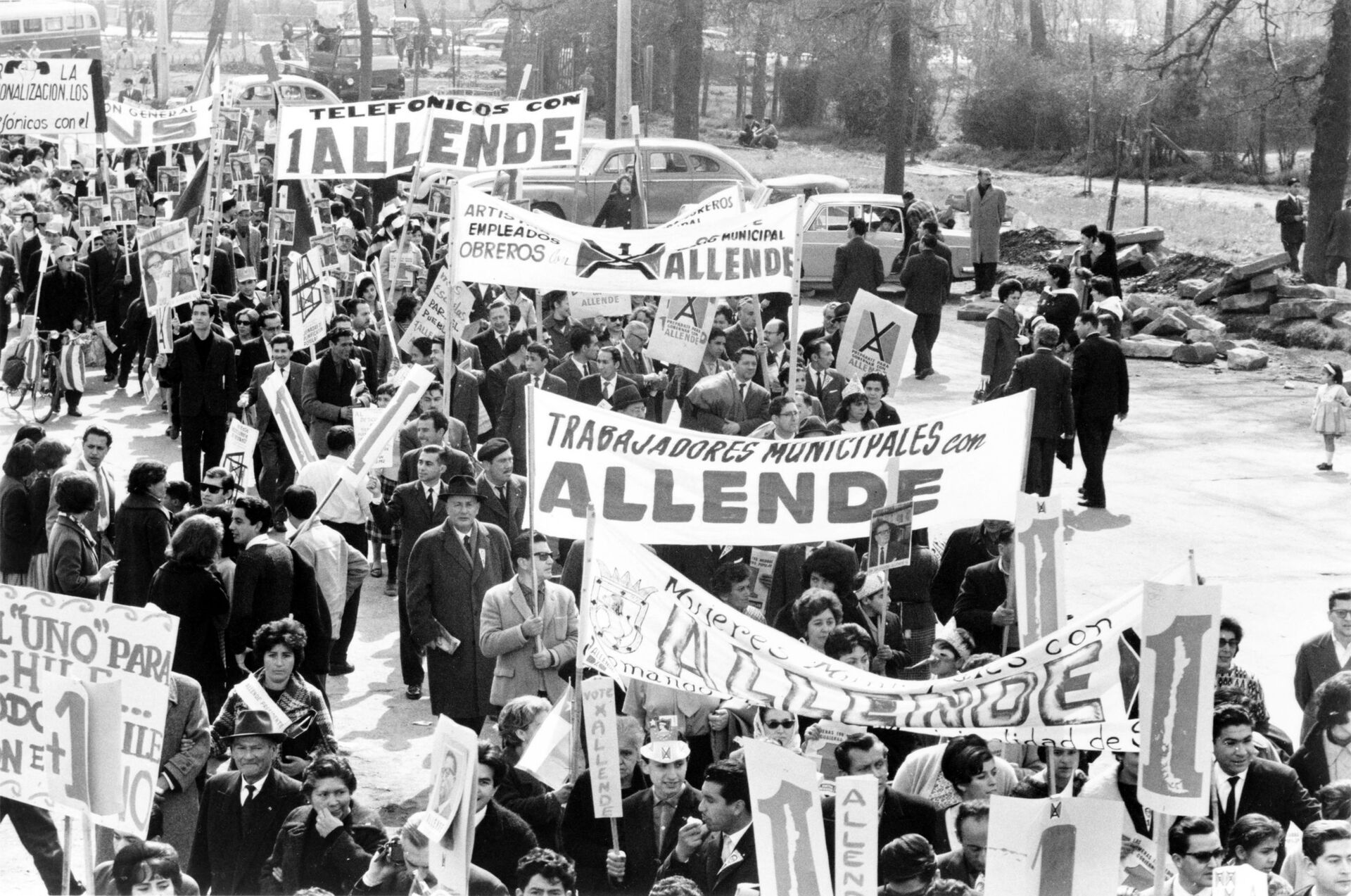 Uma multidão marcha em apoio a Salvador Allende para presidente em Santiago, Chile, em 5 de setembro de 1964 - Sputnik Brasil, 1920, 21.01.2022
