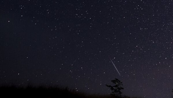 Meteoro voando pelo céu noturno sobre Mianmar durante a chuva de meteoros (foto de arquivo) - Sputnik Brasil