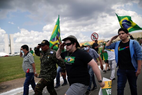 Pessoas marcham durante manifestações em apoio ao presidente Jair Bolsonaro durante o 57º aniversário do golpe militar no Brasil, Rio de Janeiro, 31 de março de 2021 - Sputnik Brasil