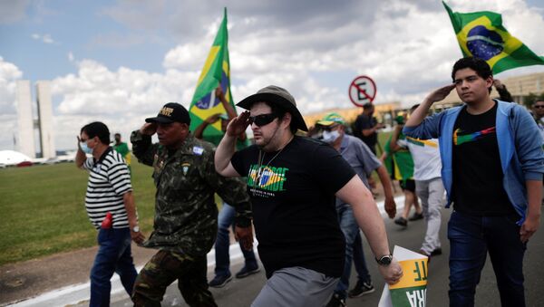 Pessoas marcham durante manifestações em apoio ao presidente Jair Bolsonaro durante o 57º aniversário do golpe militar no Brasil, Rio de Janeiro, 31 de março de 2021 - Sputnik Brasil