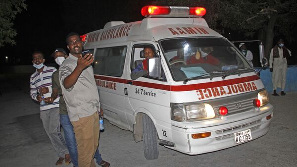 Ambulância socorre feridos após explosão em restaurante de Mogadíscio, capital da Somália, em 5 de março de 2021 - Sputnik Brasil