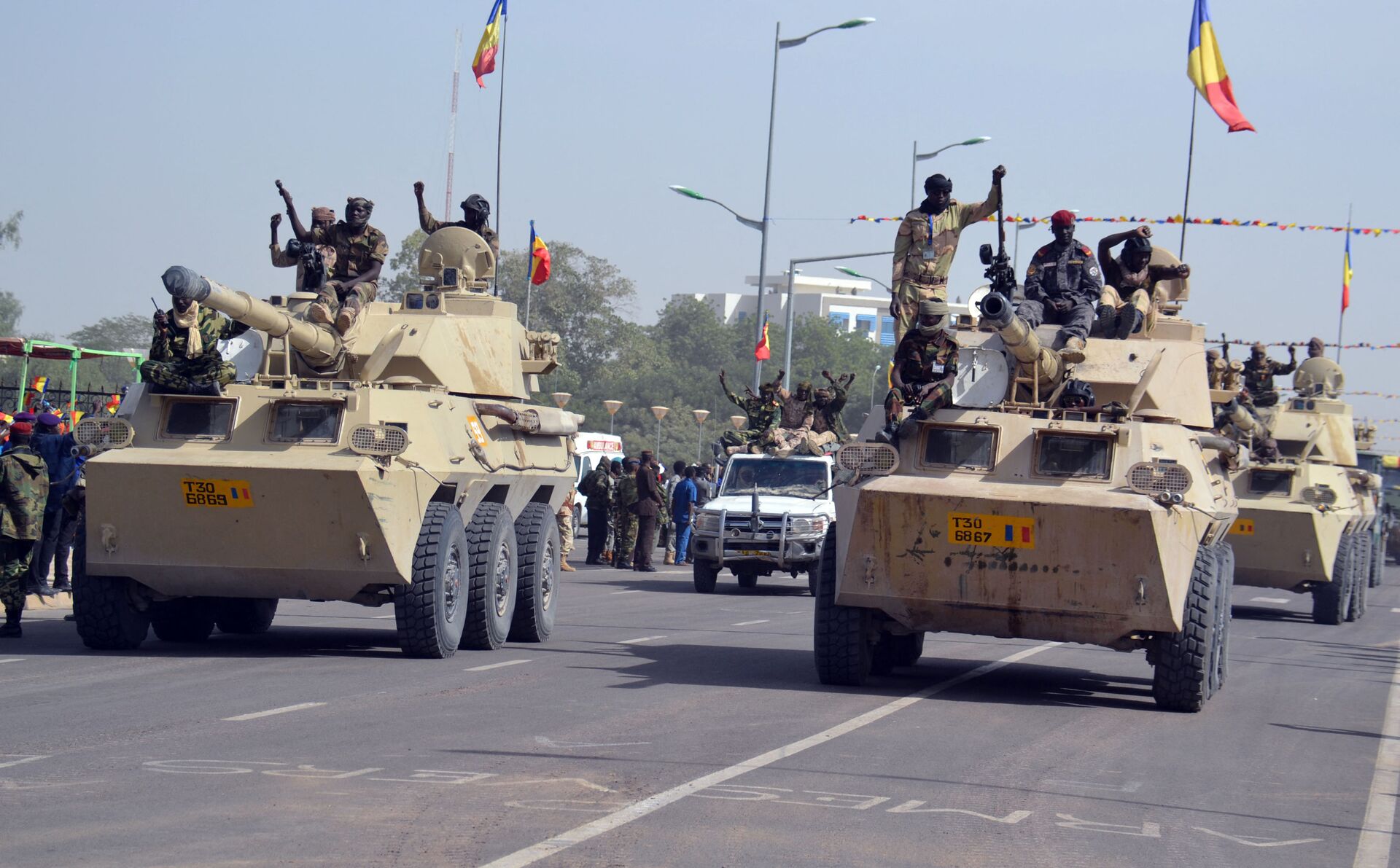 Militares do Chade desfilam pelas ruas da capital do país, N'Djamena, em 11 de dezembro de 2015 - Sputnik Brasil, 1920, 28.12.2022