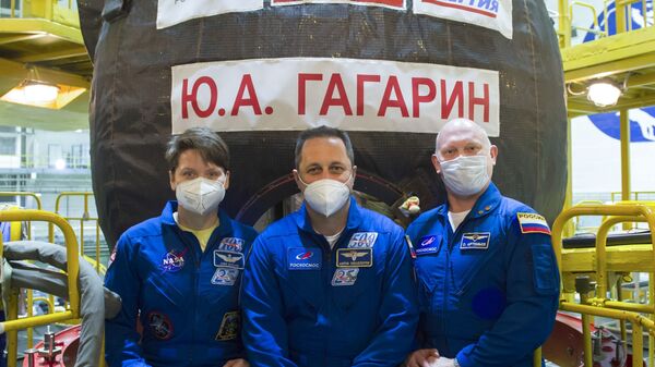 A astronauta da NASA Ann McClain e os cosmonautas da Roscosmos Anton Shkaplerov (no centro) e Oleg Artemyev, membros da tripulação de apoio da Expedição 65, à Estação Espacial Internacional (EEI), antes de sessões de treinamento na espaçonave de transporte Soyuz MS-18, no cosmódromo de Baikonur, no Cazaquistão, em 27 de março de 2021 - Sputnik Brasil