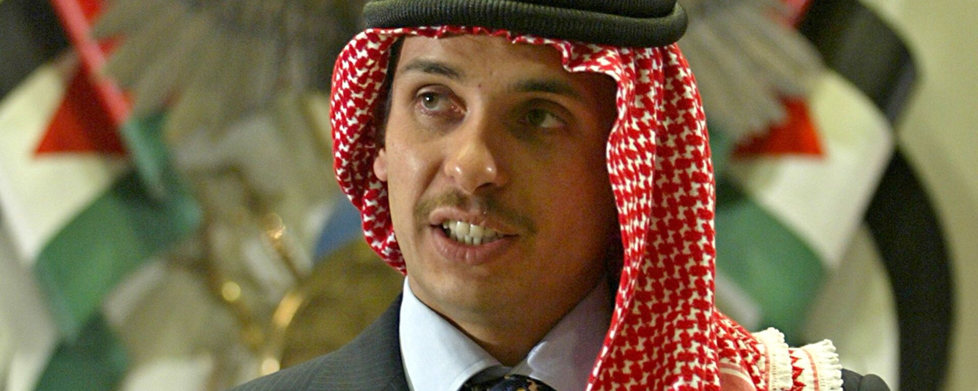 O príncipe herdeiro da Jordânia, Hamzah bin Al-Hussein, discursa para clérigos e acadêmicos muçulmanos na cerimônia de abertura de uma conferência religiosa em Amã, Jordânia, em 21 de agosto de 2004 - Sputnik Brasil, 1920, 03.04.2022
