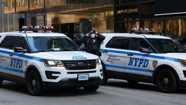 Policiais de Nova York fazem a segurança do Trump Tower, do ex-presidente dos EUA, Donald Trump - Sputnik Brasil