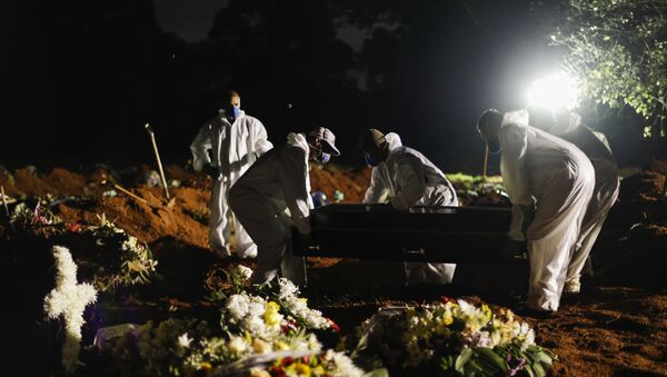 Em São Paulo, coveiros realizam enterros noturnos devido à crescente demanda em meio à pandemia da COVID-19, em 3 de abril de 2021 - Sputnik Brasil