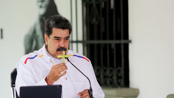 Presidente da Venezuela, Nicolás Maduro, segura cruz feita de folhas de palmeira durante pronunciamento em Caracas - Sputnik Brasil
