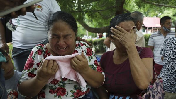 Mulheres choram após a morte de parentes em El Ripial, na Venezuela, durante conflitos entre militares venezuelanos e grupos armados vindos da Colômbia no estado de Apure - Sputnik Brasil