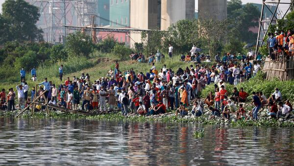 Pessoas se aglomeram na margem do rio Shitalakhsyaa, em Narayanganj, Bangladesh, após naufrágio de uma barca neste domingo, 4 de abril de 2021 - Sputnik Brasil