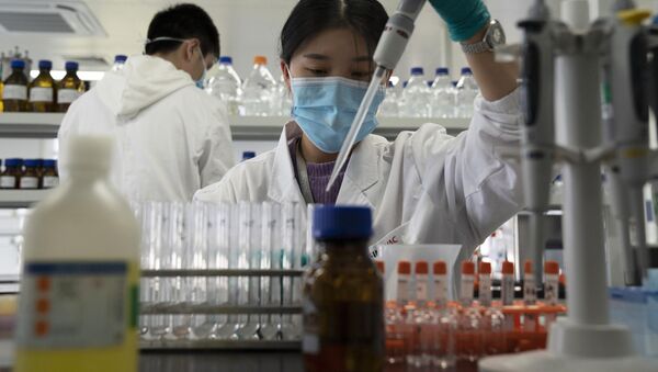 Funcionária da Sinovac trabalha na produção de vacinas CoronaVac em Pequim, na China, em 24 de setembro de 2020 - Sputnik Brasil