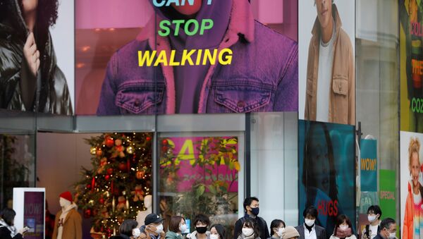 People wear protective masks in a shopping district amid the coronavirus disease (COVID-19) outbreak in Tokyo, Japan, December 14 , 2020. - Sputnik Brasil