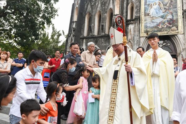Bispo saúda católicos depois da missa do Domingo de Páscoa em Hanói, Vietnã, 4 de abril de 2021 - Sputnik Brasil