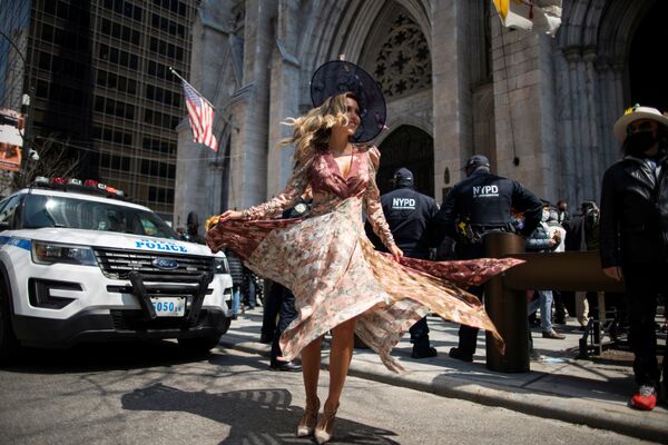 Mulher participa do Desfile de Páscoa e Festival do Chapéu na Quinta Avenida durante a pandemia da COVID-19, Nova York, Estados Unidos, 4 de abril de 2021
 - Sputnik Brasil