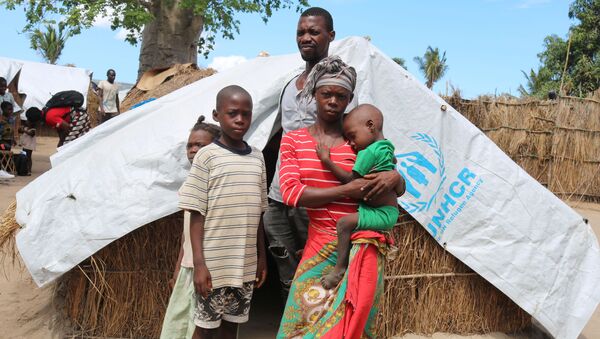 Família moçambicana recebe apoio da Organização das Nações Unidas em campo para pessoas deslocadas internamente em Cabo Delgado, Moçambique, 26 de janeiro de 2021 - Sputnik Brasil
