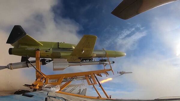 Drone iraniano sendo lançado enquanto transporta um míssil durante exercícios militares - Sputnik Brasil