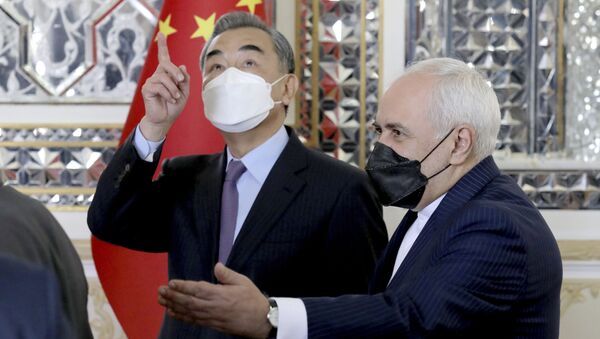 O ministro das Relações Exteriores iraniano, Mohammad Javad Zarif, à direita, dá as boas-vindas ao ministro das Relações Exteriores da China, Wang Yi, no início de sua reunião, em Teerã, Irã, sábado, 27 de março de 2021 - Sputnik Brasil