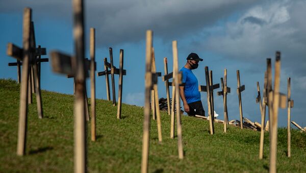 Em ato simbólico, manifestantes homenageiam os 330 mil mortos pela COVID-19 no Brasil com 330 cruzes colocadas no Morro do Cristo, em Salvador, na Bahia, no dia 3 de abril de 2021 - Sputnik Brasil