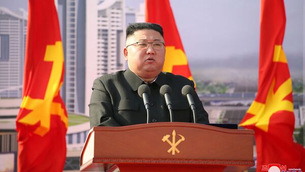 O líder norte-coreano Kim Jong-un participa do início da construção de 50 mil novos apartamentos, em Pyongyang, na Coreia do Norte, no dia 24 de março de 2021 - Sputnik Brasil