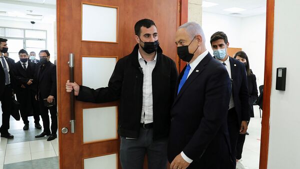 Benjamin Netanyahu, primeiro-ministro de Israel, usando uma máscara facial, deixa sala de audiências no Tribunal Distrital de Jerusalém por caso de corrupção, em 5 de abril de 2021 - Sputnik Brasil