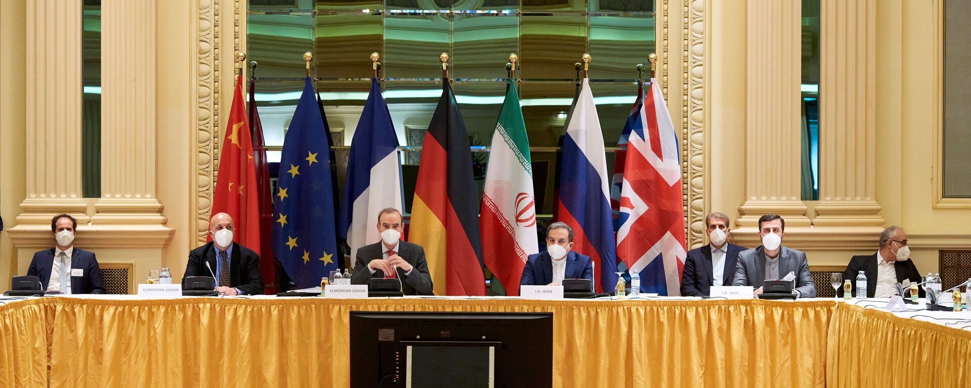 Enrique Mora, secretário-geral adjunto do Serviço Europeu de Ação Externa e Abbas Araghchi, vice-ministro das Relações Exteriores do Irã, aguardam o início de uma reunião da Comissão Mista do acordo nuclear em Viena, Áustria, 6 de abril de 2021 - Sputnik Brasil, 1920, 18.12.2021