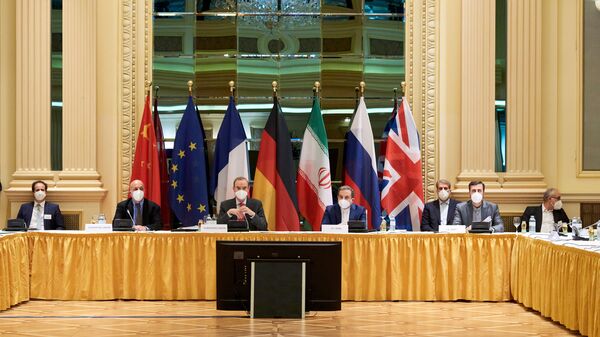 Enrique Mora, secretário-geral adjunto do Serviço Europeu de Ação Externa e Abbas Araghchi, vice-ministro das Relações Exteriores do Irã, aguardam o início de uma reunião da Comissão Mista do acordo nuclear em Viena, Áustria, 6 de abril de 2021 - Sputnik Brasil
