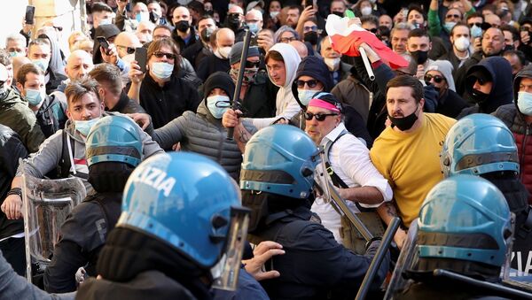 Confronto entre policiais e manifestantes em protesto contra medidas de combate à COVID-19 em Roma, Itália, 6 de abril de 2021 - Sputnik Brasil