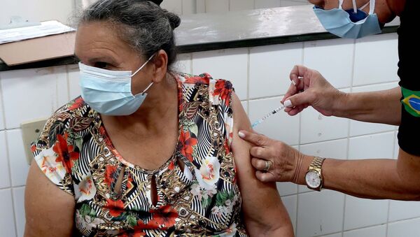 Idosa de 68 anos recebe a primeira dose da CoronaVac em Ribeirão Preto (SP), no dia 2 de abril de 2021 - Sputnik Brasil