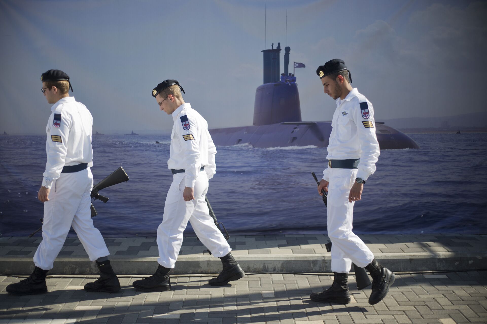 Marinheiros israelenses passam por cartaz de submarino no porto de Haifa, Israel - Sputnik Brasil, 1920, 03.01.2022