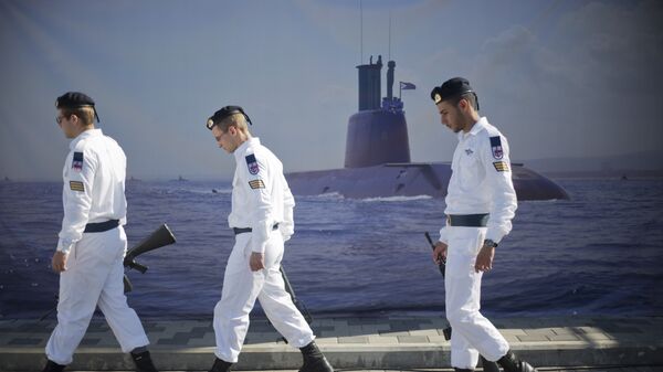 Marinheiros israelenses passam por cartaz de submarino no porto de Haifa, Israel - Sputnik Brasil