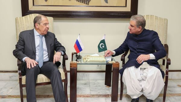 Sergei Lavrov, ministro das Relações Exteriores da Rússia, conversa com seu homólogo paquistanês, Shah Mahmood Qureshi, em Islamabad, Paquistão, em 6 de abril de 2021 - Sputnik Brasil