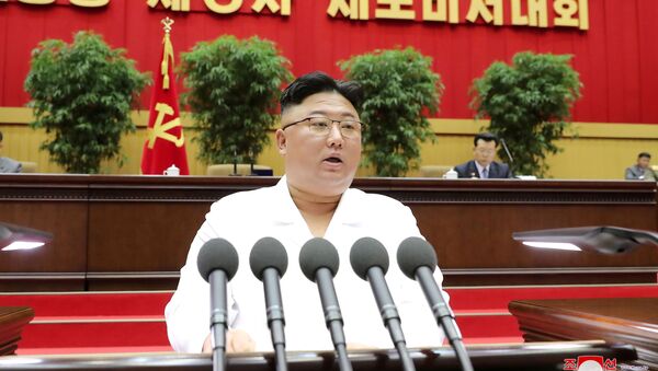 Líder norte-coreano Kim Jong-un durante o discurso de abertura da reunião dos subsecretários de células do Partido dos Trabalhadores, 7 de abril de 2021 - Sputnik Brasil