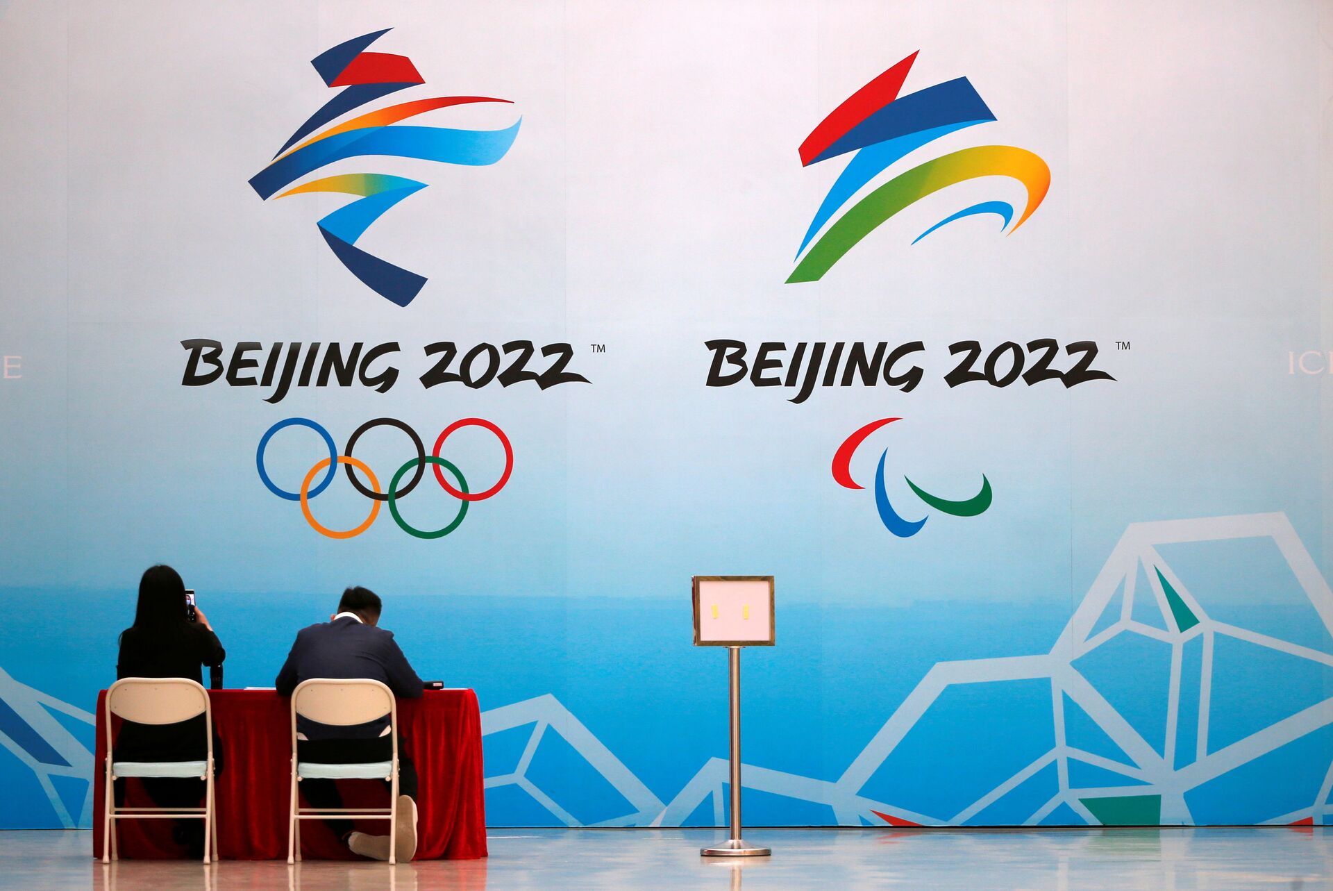 Funcionários dos Jogos Olímpicos de Inverno de 2022 durante evento teste em parque aquático em Pequim, China, 1º de abril de 2021  - Sputnik Brasil, 1920, 07.01.2022