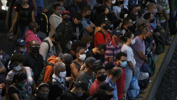 Pessoas aguardam metrô na Estação da Luz, em meio à pandemia de COVID-19, São Paulo, 6 de abril de 2021 - Sputnik Brasil