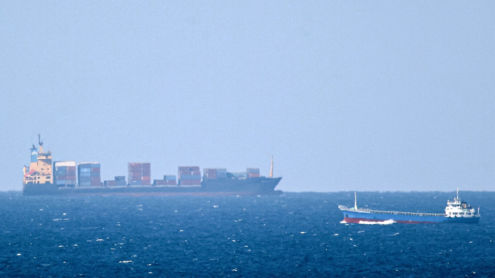 Um navio de carga não identificado navega em direção ao estreito de Ormuz ao largo da costa de Khasab, Omã (foto tirada em 15 de janeiro de 2012). O Irã informou que seu navio Saviz ficou danificado após sofrer uma explosão no mar Vermelho - Sputnik Brasil, 1920, 05.02.2024