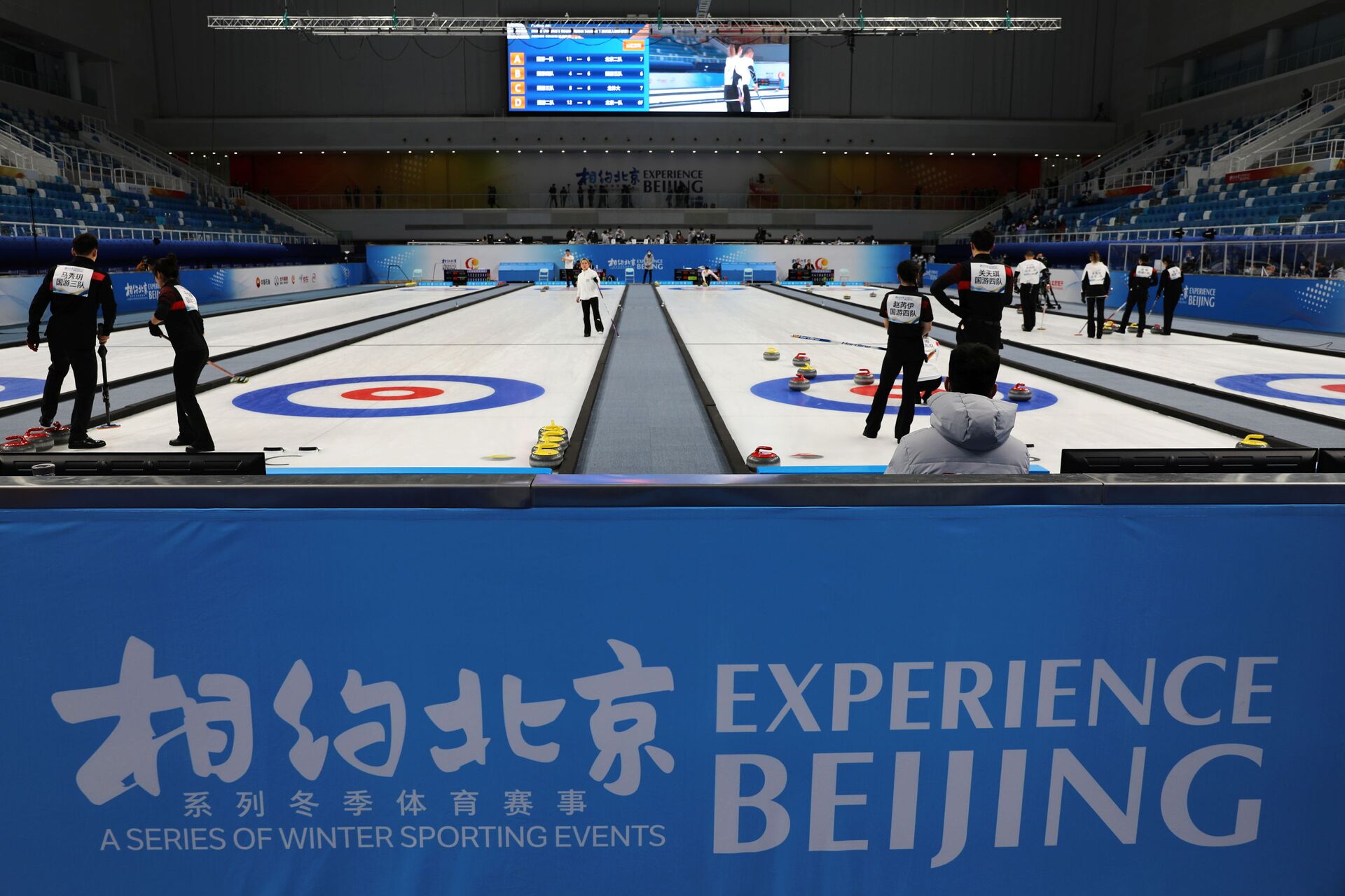 Atletas participam de competição de curling durante um evento de teste para os Jogos Olímpicos de Inverno de 2022 no Centro Aquático Nacional, Pequim, China, 1º de abril de 2021 - Sputnik Brasil, 1920, 16.11.2021