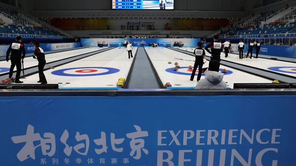 Atletas participam de competição de curling durante um evento de teste para os Jogos Olímpicos de Inverno de 2022 no Centro Aquático Nacional, Pequim, China, 1º de abril de 2021 - Sputnik Brasil