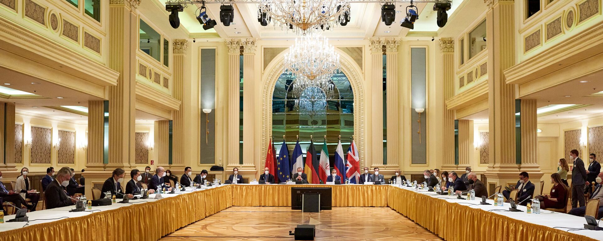 Representantes de vários países aguardam o início da reunião da Comissão Conjunta do JCPOA em Viena, Áustria, 6 de abril de 2021 - Sputnik Brasil, 1920, 03.12.2021