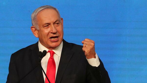 O primeiro-ministro israelense Benjamin Netanyahu gesticula enquanto faz um discurso para seus apoiadores após o anúncio das urnas nas eleições gerais de Israel na sede do partido Likud em Jerusalém 24 de março de 2021 - Sputnik Brasil