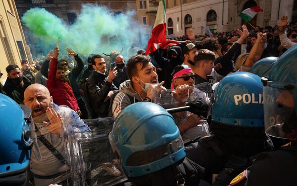 Proprietários de restaurantes confrontam a polícia por causa das restrições impostas aos negócios, Roma, Itália - Sputnik Brasil