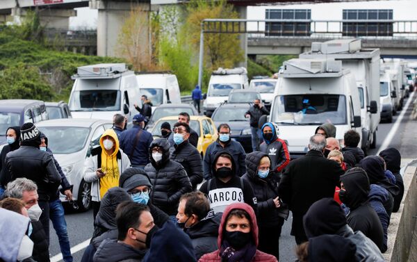 Empresários bloqueiam estrada em manifestações contra as medidas restritivas para frear a COVID-19 impostas pelo governo, Nápoles, Itália, 6 de abril - Sputnik Brasil