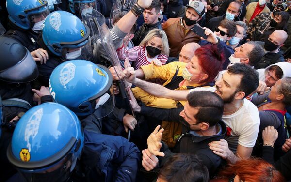 Proprietários de restaurantes confrontam a polícia por causa das restrições impostas aos negócios, Roma, Itália - Sputnik Brasil