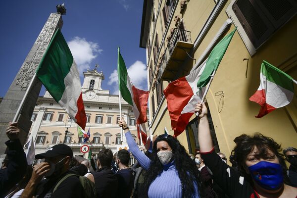Proprietários de restaurantes e de pequenos negócios durante demonstrações em frente ao Parlamento italiano, na Piazza di Montecitorio em Roma, provocadas pelas medidas restritivas para combater a COVID-19 impostas pelo governo - Sputnik Brasil
