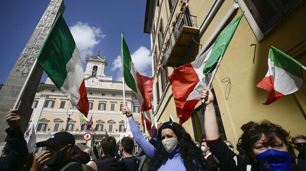 Proprietários de restaurantes e de pequenos negócios durante manifestação em frente ao Parlamento italiano, na Piazza di Montecitorio, em Roma, provocada pelas medidas restritivas para combater a COVID-19 impostas pelo governo. - Sputnik Brasil